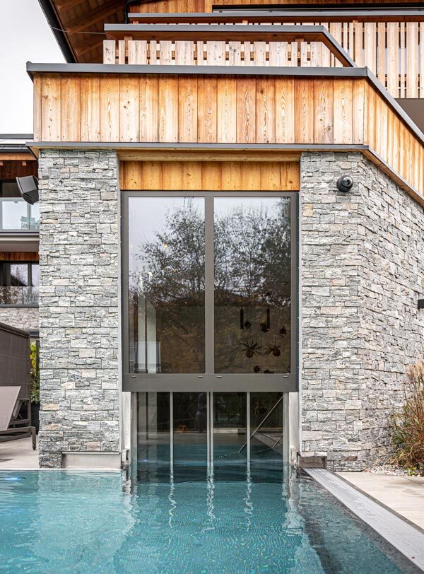 Poolschiebetüre mit Glasüberbau