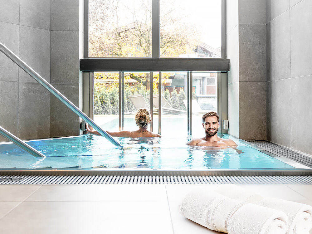 Ehepaar in Schwimmbadschleuse